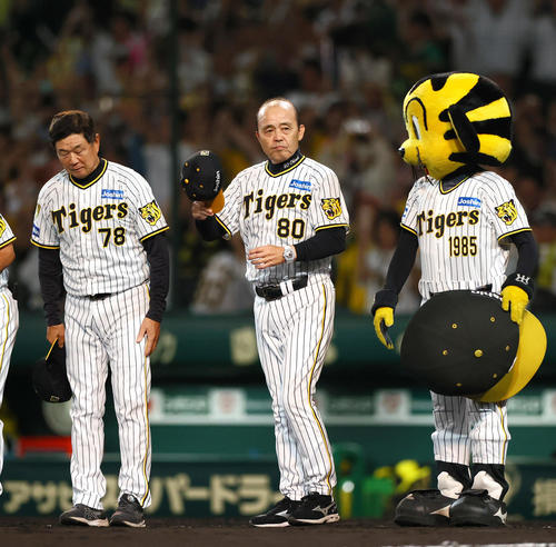 阪神対DeNA　阪神岡田監督（右）はDeNAにサヨナラ勝ちしスタンドのファンにあいさつする（撮影・上山淳一）