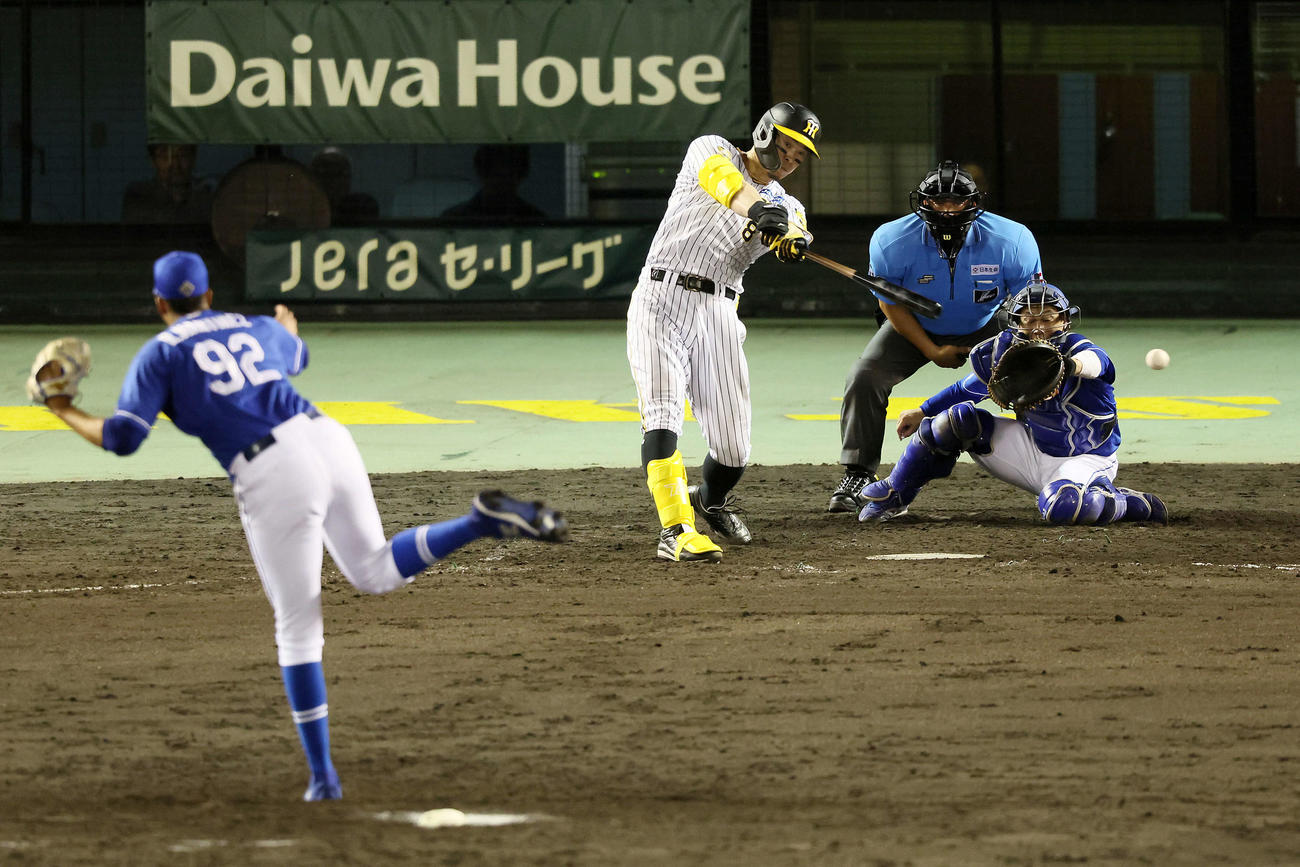 阪神対中日　9回裏阪神2死、佐藤輝は左前打を放つ。投手はマルティネス（撮影・加藤哉）