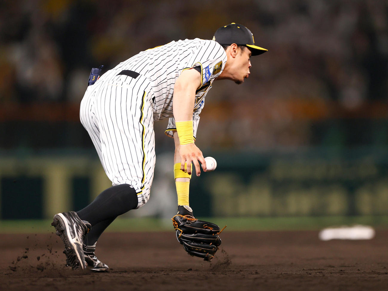 阪神対中日　112回表中日無死、三塁手佐藤輝は福永の三ゴロをファンブルする（撮影・上山淳一）