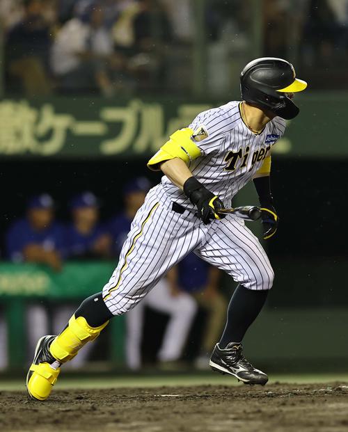 阪神対中日　9回裏阪神2死、佐藤輝は左前打を放つ（撮影・上田博志）