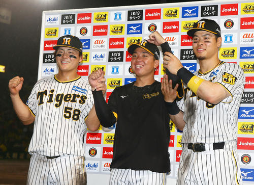 ヒーローインタビュー後、笑顔で記念撮影する、左から前川、村上、佐藤輝（撮影・上山淳一）