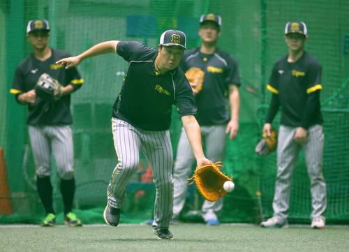室内練習場でノックを受ける大山（撮影・上田博志）