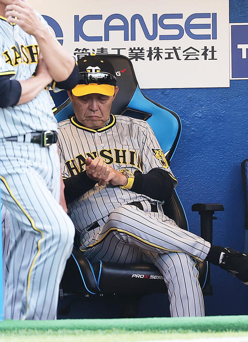 ヤクルト対阪神　ベンチで浮かない表情を見せる阪神岡田監督（撮影・足立雅史）