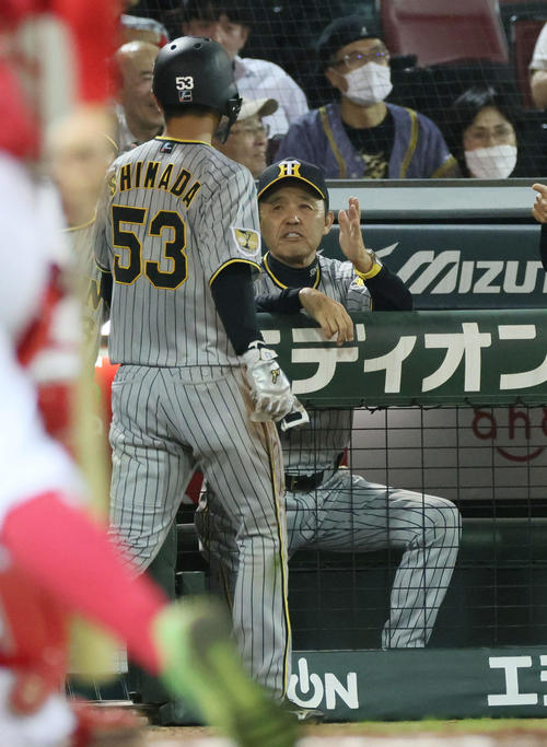 広島対阪神　10回表阪神1死二塁、近本の左越え適時二塁打で生還した島田（左）を迎える岡田監督（撮影・加藤孝規）
