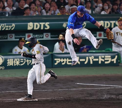 阪神対DeNA 7回裏阪神無死、梅野は森敬の悪送球で出塁する（撮影・上田博志）