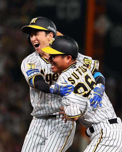 阪神対ヤクルト　9回裏阪神2死満塁、サヨナラ適時打を放った近本（左）は満面の笑顔を見せる（撮影・上田博志）