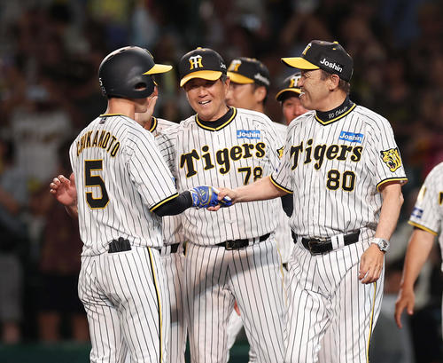 阪神対ヤクルト　ヤクルトにサヨナラ勝ちし、サヨナラ2点適時打を放った近本（左）と握手する岡田監督。中央は平田ヘッドコーチ（撮影・前田充）
