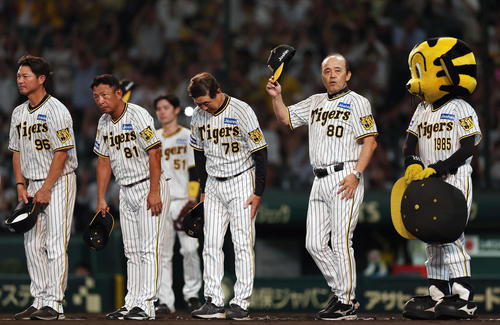 阪神対ヤクルト　ヤクルトに勝利しファンにあいさつする阪神岡田監督（右）ら（撮影・前田充）