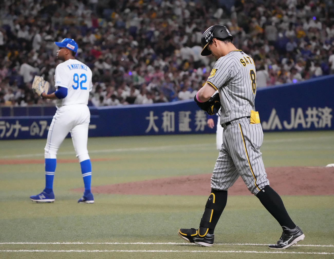 中日対阪神　9回表阪神2死、三振に倒れる佐藤輝（右）（撮影・森本幸一）