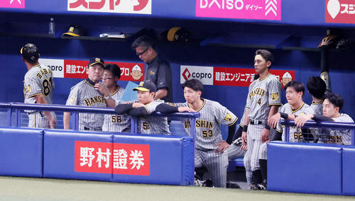 中日対阪神　中日に敗れベンチを引き揚げる岡田監督（撮影・加藤哉）
