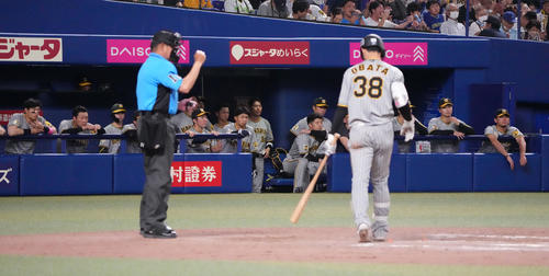 中日対阪神　9回表阪神2死二、三塁、小幡の三振で試合終了となり落胆する、左から佐藤輝、大山、右から伊藤将、漆原ら阪神ナイン（撮影・森本幸一）