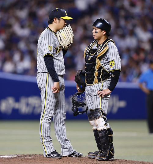 中日対阪神　4回裏中日1死二塁、マウンドで言葉を交わす西勇（左）と梅野（撮影・藤尾明華）