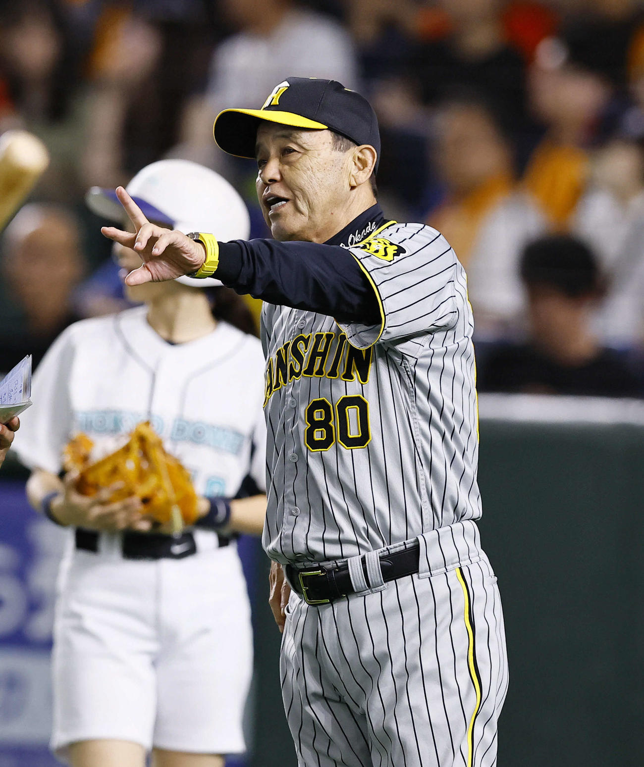 巨人対阪神　8回、交代告げる阪神岡田監督（撮影・藤尾明華）