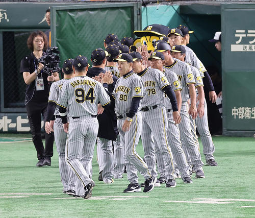 巨人対阪神　巨人に勝利し、笑顔でタッチを交わす阪神岡田監督（中央）（撮影・足立雅史）