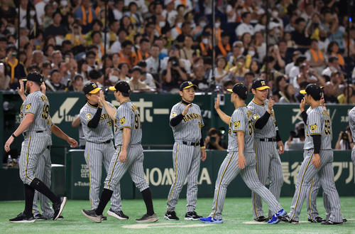 巨人対阪神　2－0で勝利し、ナインとハイタッチする阪神岡田監督（中央）（撮影・浅見桂子）