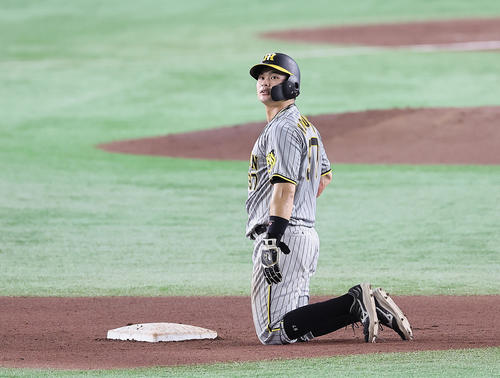 巨人対阪神　5回表阪神2死一、二塁、山崎伊の二塁けん制に戻りきれずアウトとなりぼうぜんとする野口（撮影・足立雅史）