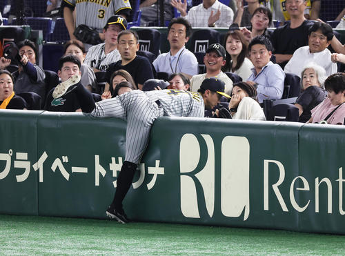 巨人対阪神　7回裏巨人1死、吉川の邪飛を好捕する遊撃手熊谷（撮影・足立雅史）