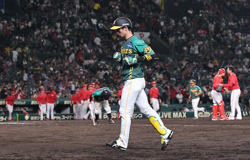 阪神対広島　11回裏阪神2死、近本は中飛に倒れゲームセットとなる（撮影・上田博志）