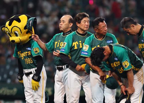 阪神対広島　広島に勝利した岡田監督（左から2人目）はファンの歓声に応える（撮影・上田博志）