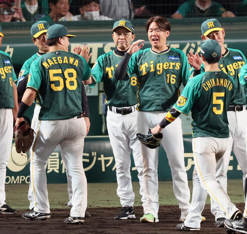 阪神対広島　広島に勝利しナインを出迎える岡田監督（撮影・加藤哉）