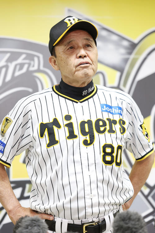 21日、前半戦を総括する阪神岡田監督（撮影・前田充）