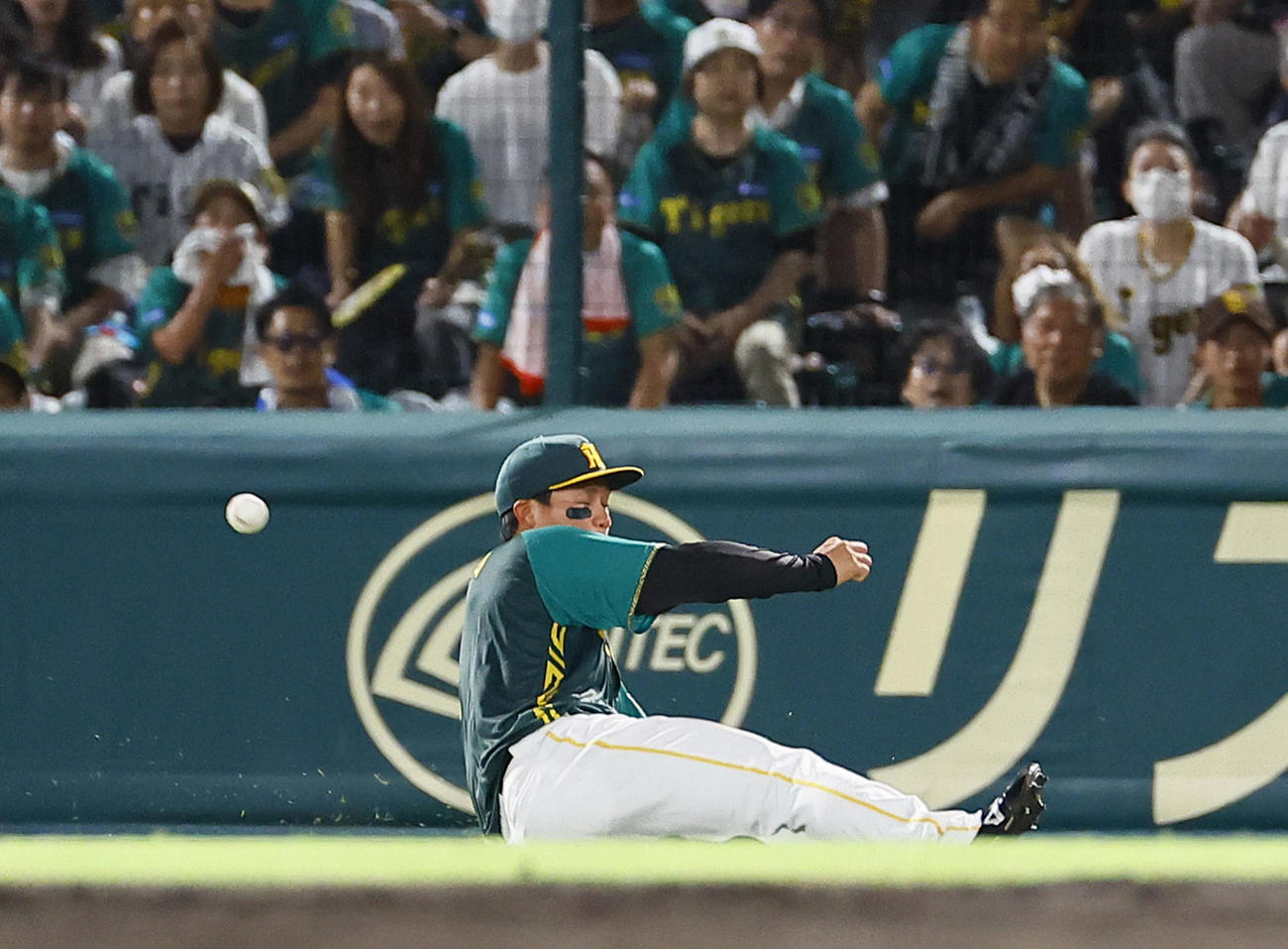 阪神対中日　5回表中日2死、中田の打球に右翼手森下がグラブを伸ばすも届かず二塁打を許す（撮影・藤尾明華）
