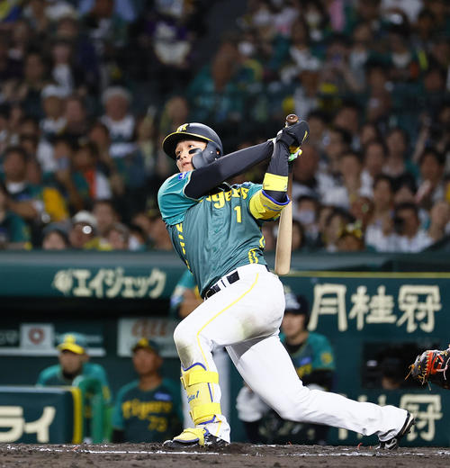 阪神対中日　7回裏阪神阪神2死一、二塁、森下は左越えに3点本塁打を放つ（撮影・藤尾明華）