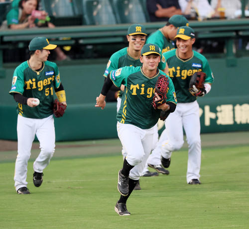 阪神対中日　守備位置へ駆け出す野口（撮影・加藤哉）