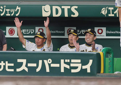 阪神隊巨人　6回裏阪神無死一、二塁、大山の左越え3点本塁打の打球を見つめ笑顔を見せる岡田監督（右）（撮影・足立雅史）