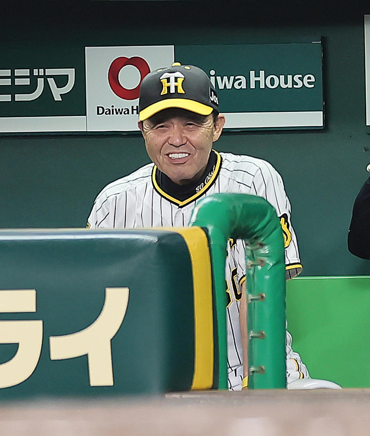 阪神対巨人　ベンチで笑顔を見せる阪神岡田監督（撮影・足立雅史）