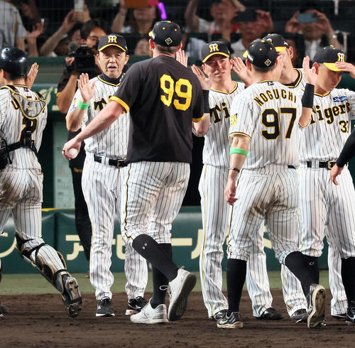 阪神対巨人　巨人に勝利しビーズリーらナインを迎える岡田監督（撮影・加藤哉）