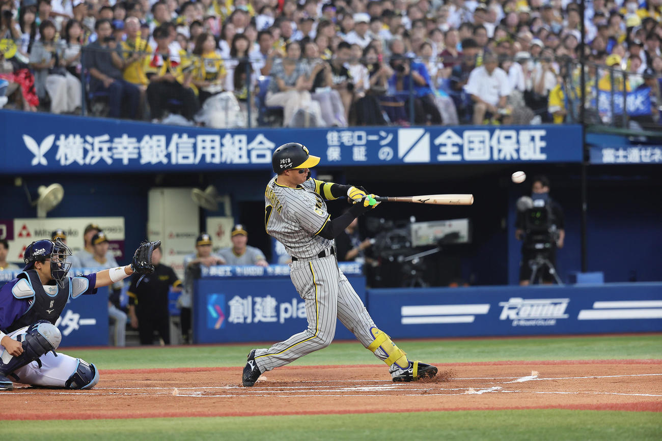 DeNA対阪神　1回表阪神1死二塁、森下は左適時二塁打を放つ（撮影・足立雅史）