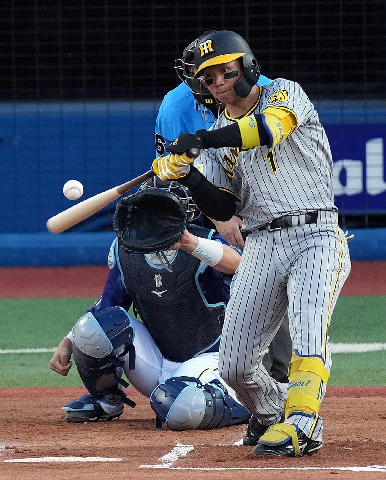 DeNA対阪神　1回表阪神1死二塁、左翼線に先制の適時二塁打を放つ森下（撮影・たえ見朱実）