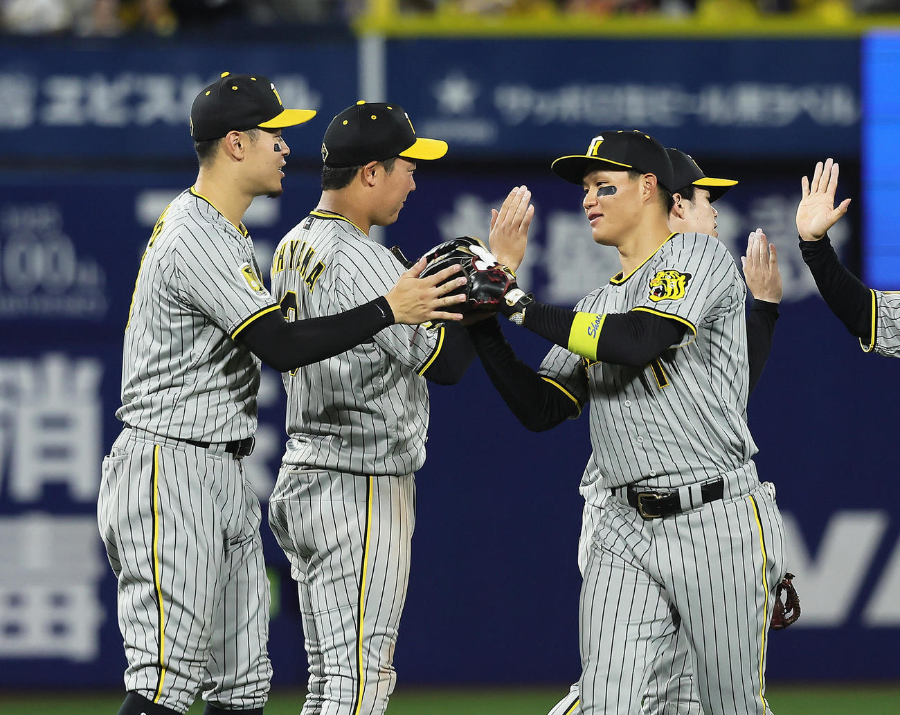 DeNA対阪神　DeNAに快勝し、タッチを交わす阪神の、左から佐藤輝、大山、森下（撮影・足立雅史）