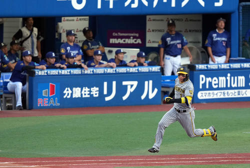 DeNA対阪神　1回表阪神1死二塁、左翼線に先制の適時二塁打を放った下（撮影・たえ見朱実）