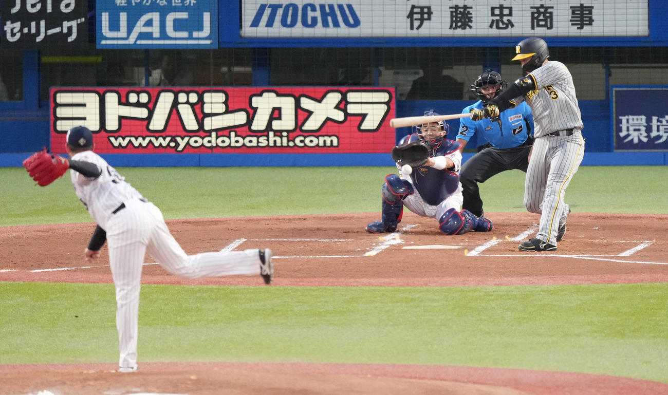 ヤクルト対阪神　1回表阪神1死一、二塁、遊ゴロ併殺に倒れる大山。投手ヤフーレ（撮影・鈴木みどり）