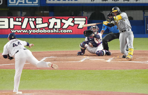 ヤクルト対阪神　7回表阪神1死一、二塁、遊ゴロ併殺に倒れる森下。投手大西（撮影・鈴木みどり）