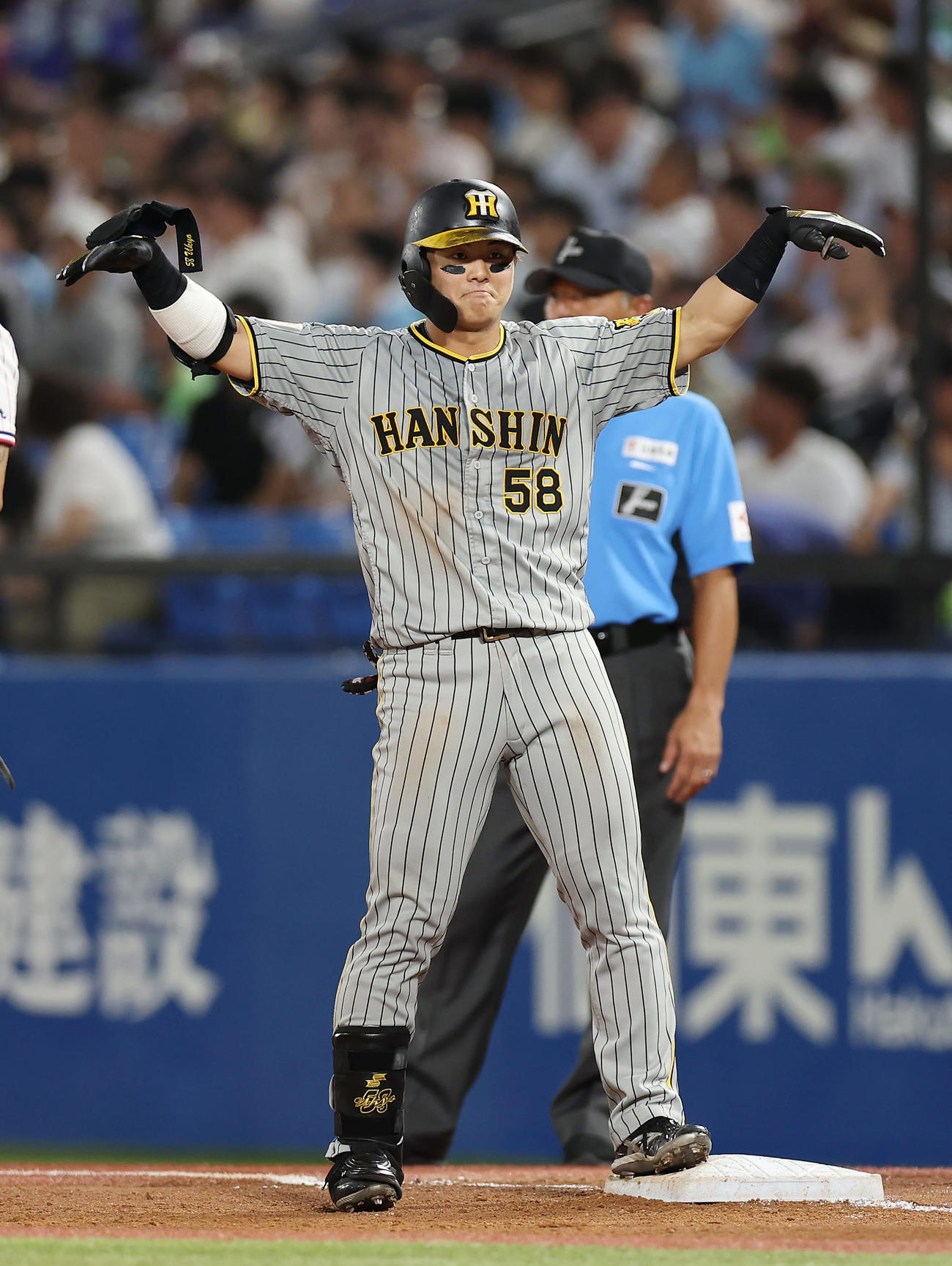 ヤクルト対阪神　4回表阪神1死三塁、勝ち越しの左前適時打を放ちカモメポーズをする前川（撮影・前田充）