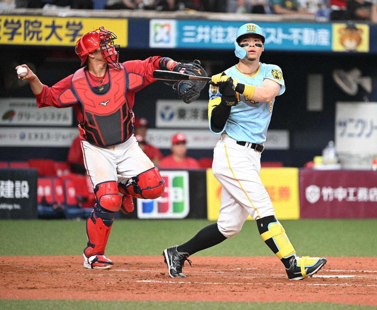 阪神対広島　4回裏阪神1死、空振り三振する佐藤輝（撮影・和賀正仁）