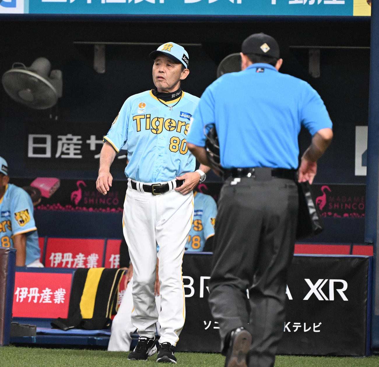 阪神対広島　7回、追加点を奪われ大竹の降板を告げる阪神岡田監督（撮影・和賀正仁）