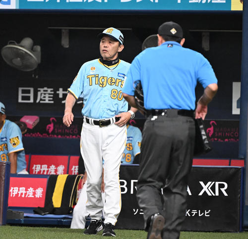 阪神対広島　7回、追加点を奪われ大竹の降板を告げる阪神岡田監督（撮影・和賀正仁）