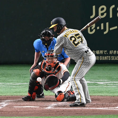巨人対阪神　4回表阪神無死、渡辺は四球を選ぶ（撮影・山崎安昭）