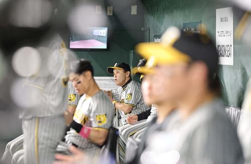 巨人対阪神　ベンチで厳しい表情を見せる岡田監督（撮影・上田博志）