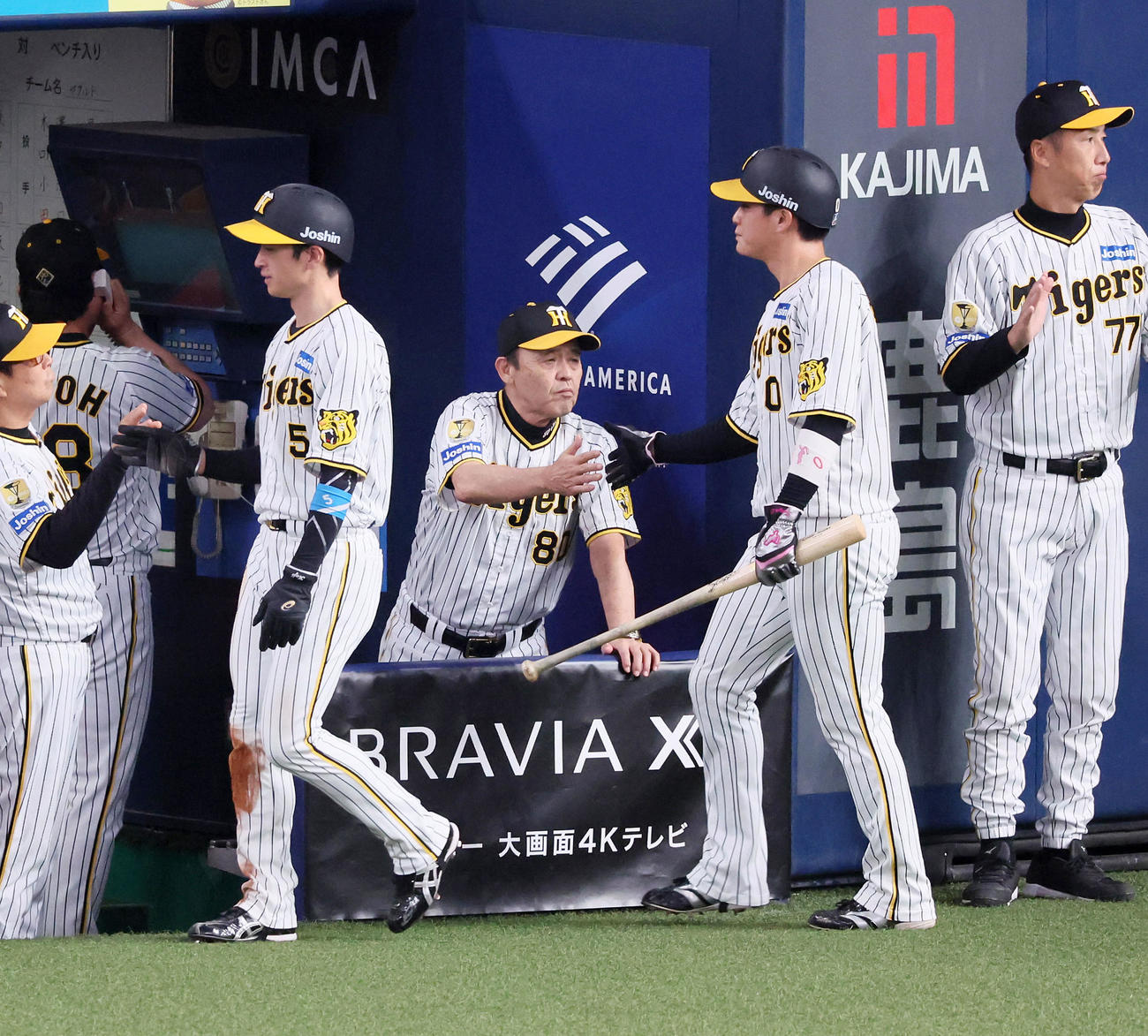 阪神対ヤクルト　8回裏阪神2死一、三塁、中野の右適時二塁打で生還した近本（左）と木浪を出迎える岡田監督（撮影・加藤哉）
