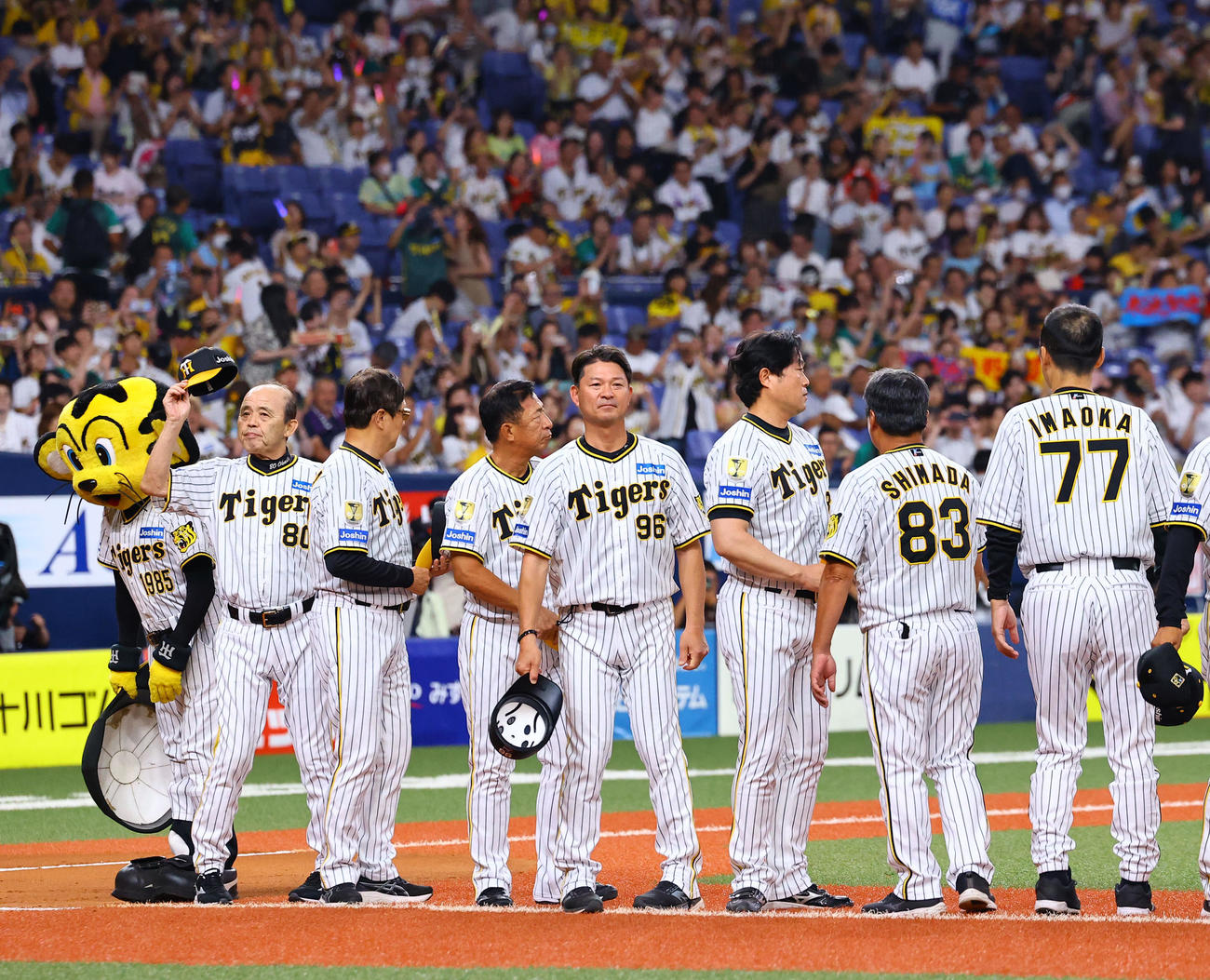 阪神対ヤクルト　勝利を飾りファンにあいさつする阪神岡田監督（左端）（撮影・藤尾明華）