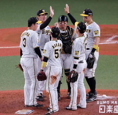 阪神対ヤクルト　ヤクルトに勝利しマウンドでタッチする阪神ナイン（撮影・加藤哉）