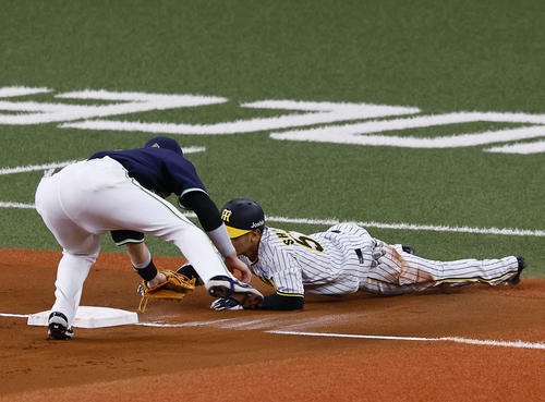 阪神対ヤクルト　2回裏阪神無死一塁、島田は右越えに適時二塁打を放ち三塁を狙うも、オーバーランしアウトになる。野手村上（撮影・藤尾明華）