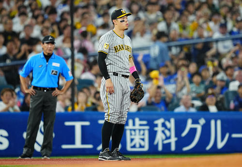DeNA対阪神　2回裏DeNA1死、宮崎の打球を一塁へ悪送球しぼうぜんとする佐藤輝（撮影・垰建太）