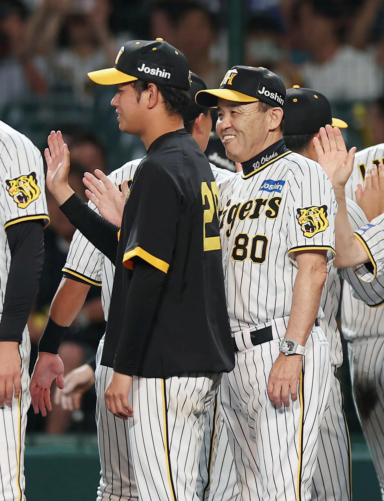 阪神対中日　中日に勝利し、阪神高橋（左）に笑顔で声を掛ける岡田監督（撮影・前田充）