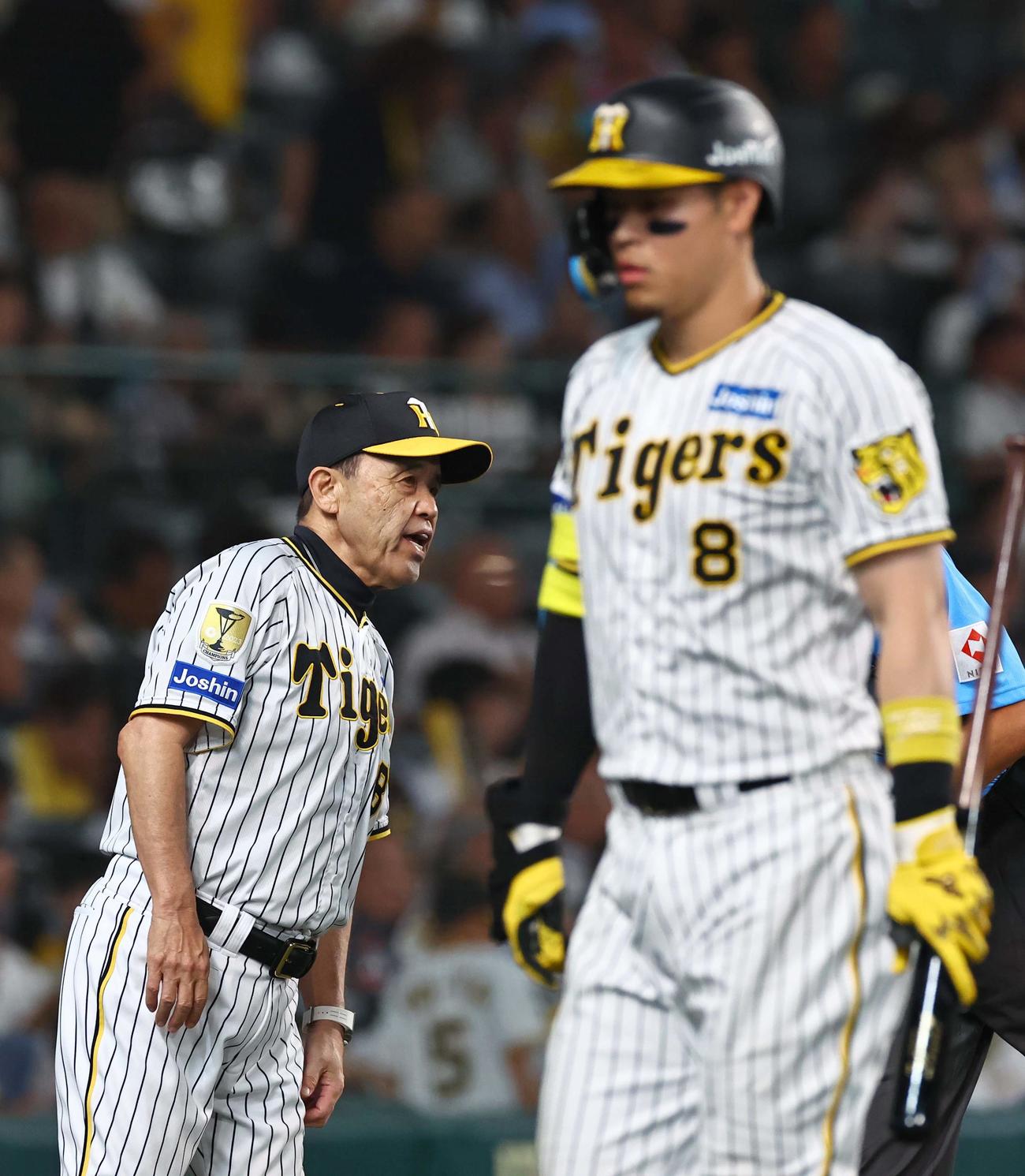 阪神対中日　選手交代を告げる岡田監督。右は佐藤輝（撮影・上田博志）